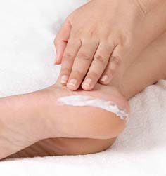 Moisturising feet with Pheet cream